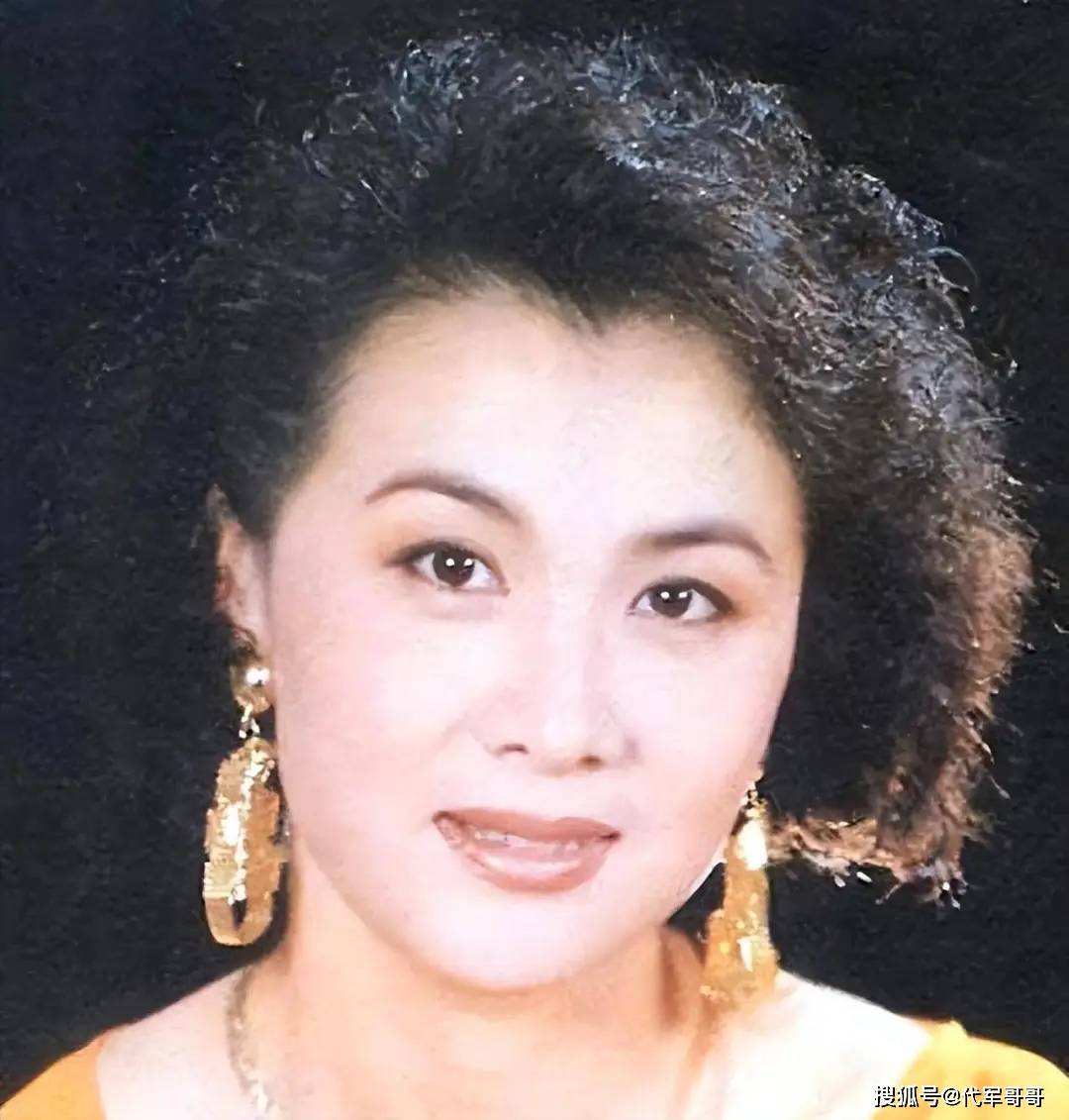 李媛媛墓地现状：杂草丛生似遗忘角落，鲜亮照片诉说昔日风华