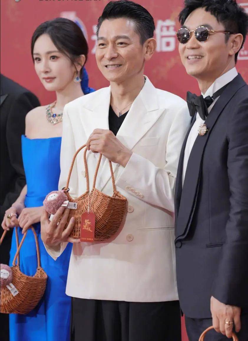 杨幂挽着刘德华疑似林萧上身！肤白貌美身材火辣性感撩人