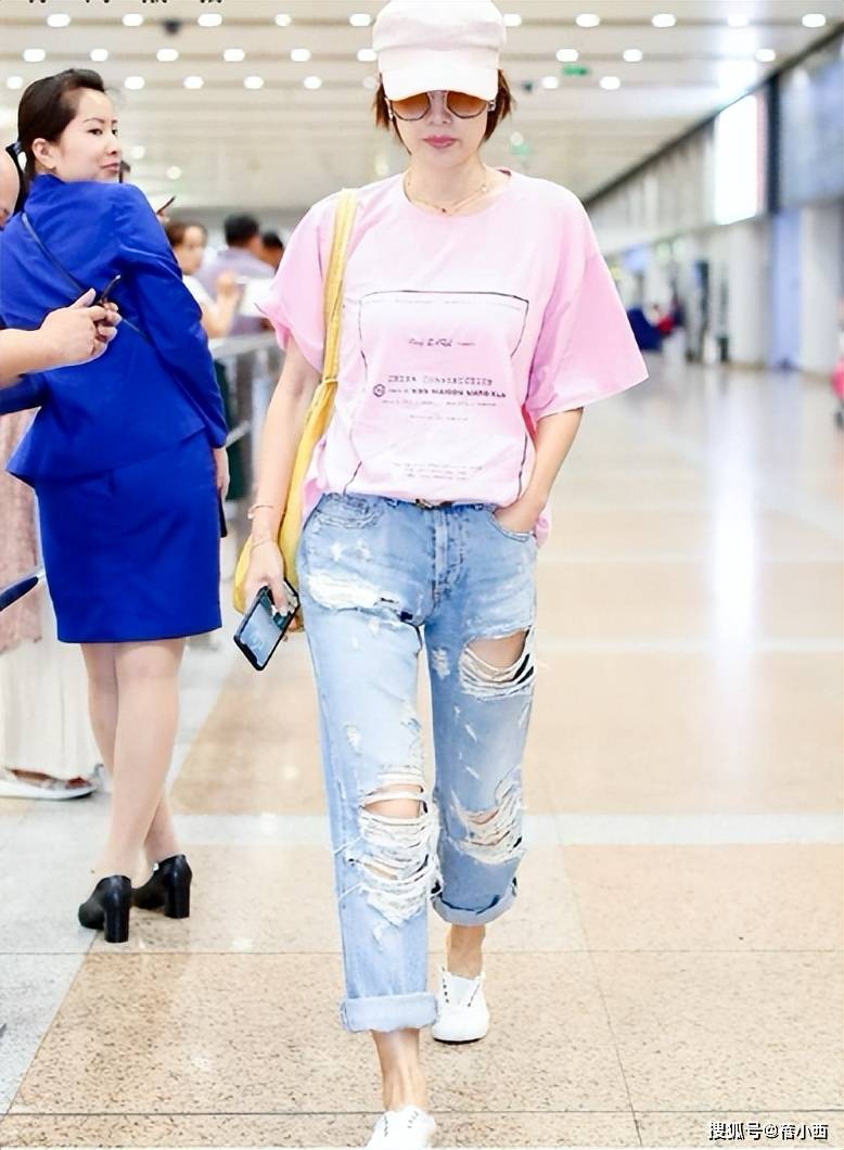 原创
“马伊琍”又把机场穿成秀场!穿粉T+破洞牛仔裤,48岁美出新高度