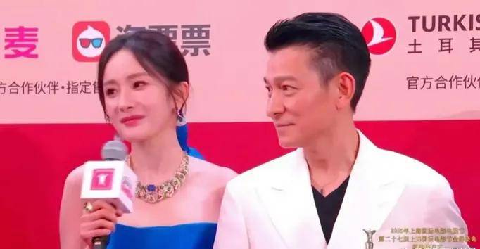 杨幂挽着刘德华疑似林萧上身！肤白貌美身材火辣性感撩人