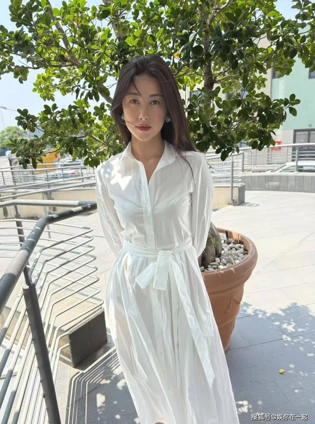 40岁朱珠陪老公出差意大利，女儿珠宝好乖巧，男方做高端西服生意