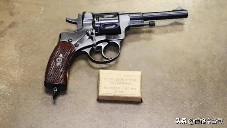 东北老哥耕地捡枪拍抖音，3小时后警察上门：查水表！丨轻武专栏