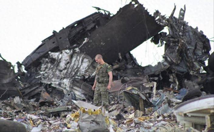俄轰炸F-16基地，无人机暴击基辅兵工厂，乌前总理：泽连斯基要撤