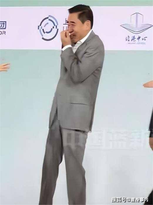 69岁陈宝国状态曝光，脖子缩短走路拖腿，身形消瘦，让人不敢认