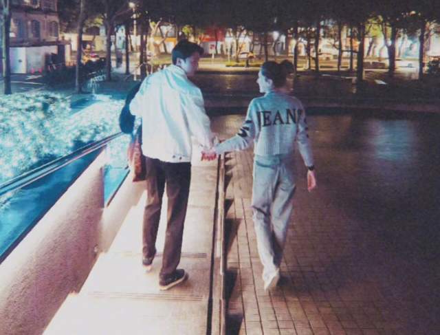 许玮甯逛街被拍，手抚超大孕肚母爱满满，高龄怀孕状态很不错