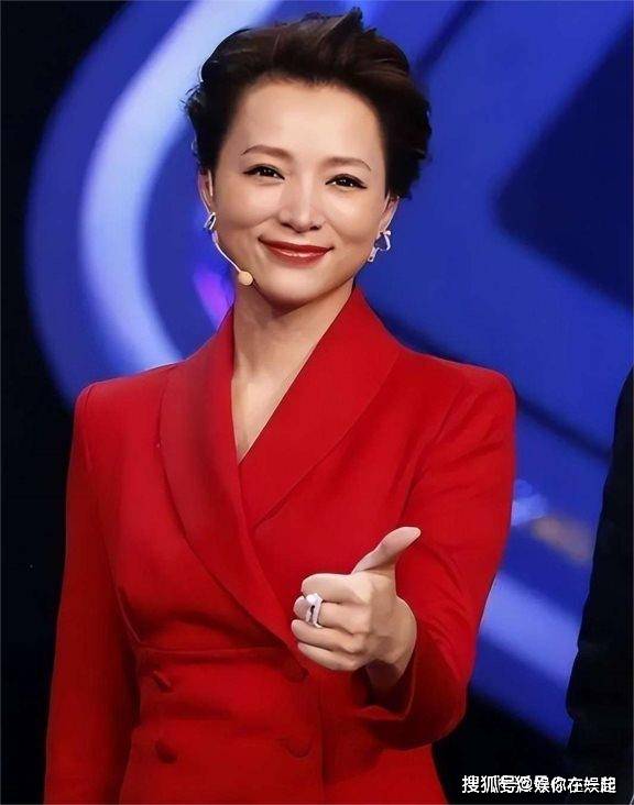曝57岁央视主持周涛近照，眼神犀利毫无亲和感，和荧幕前判若两人