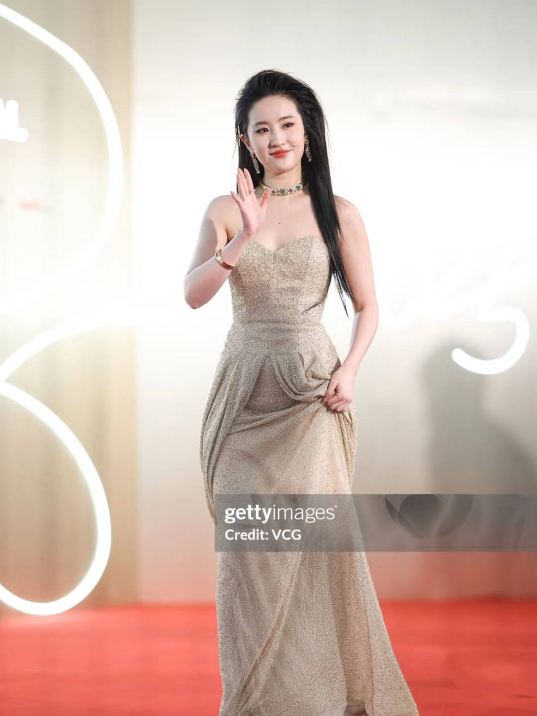 这一夜，宋佳的霸气、闫妮的温柔，都不及刘亦菲珠圆玉润的贵气