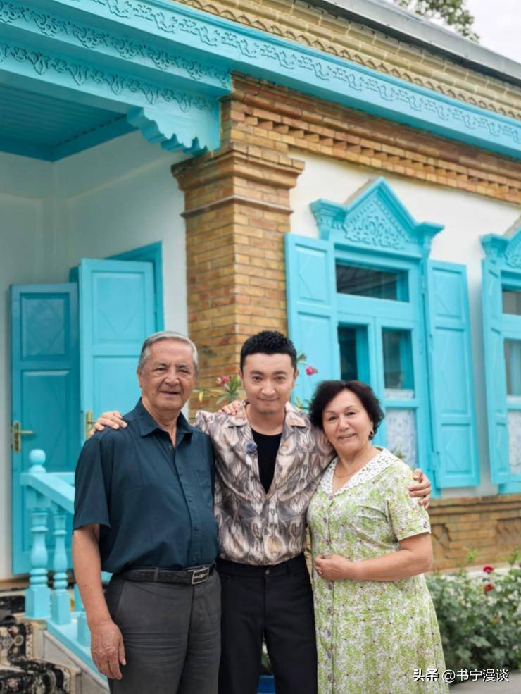 42岁尼格买提晒豪华新疆老家，超大房子装修精致，院子地毯铺设如豪宅