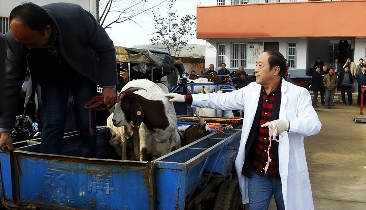 因“裸捐”散尽家财，而后妻离子散，75岁晚景凄凉的他，后悔吗？