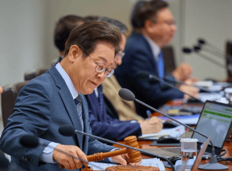 带着空间的米虫生活:当了一个月总统的李在明，交出成绩单，和尹锡悦完全不一样