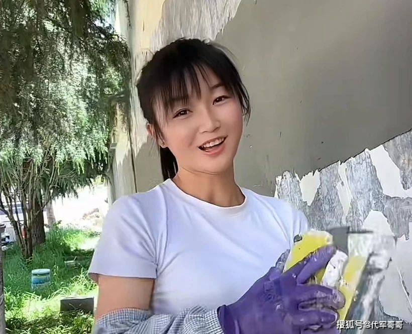 又一位25岁美女网红被曝去世！常穿牛仔裤干活，死因成谜让人唏嘘