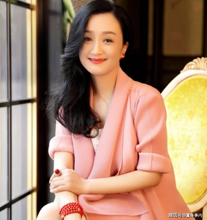 丈夫欠债别墅遭拍卖，靠2500退休金过活，无儿女的杨昆咋样了？