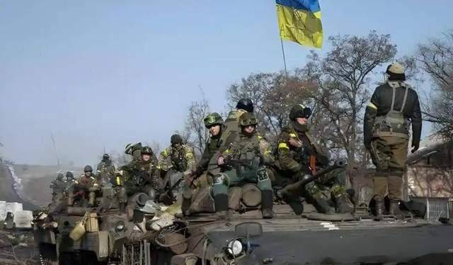 俄军士兵冲进雷区，拉着战友疯狂逃命，现场画面触目惊心