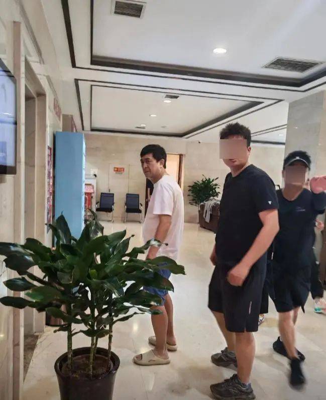 55岁张嘉益近况曝光，脊柱炎导致拍戏弯腰驼背，疼到表情扭曲