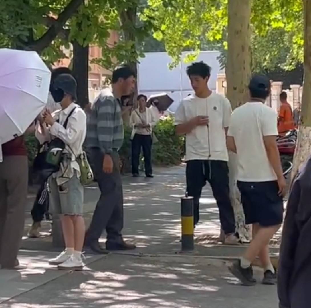 55岁张嘉益近况曝光，脊柱炎导致拍戏弯腰驼背，疼到表情扭曲