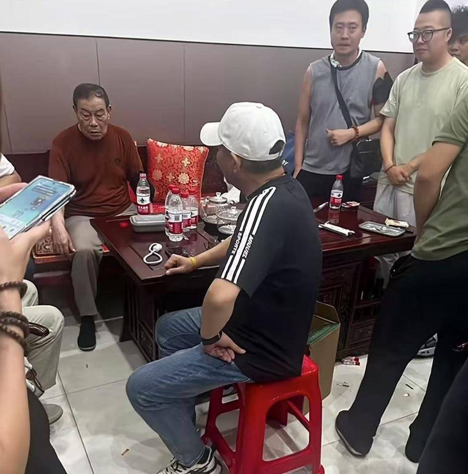 杨少华灵堂遗照曝光！儿子杨伦穿红衣奔丧，饭店发文：停业一月