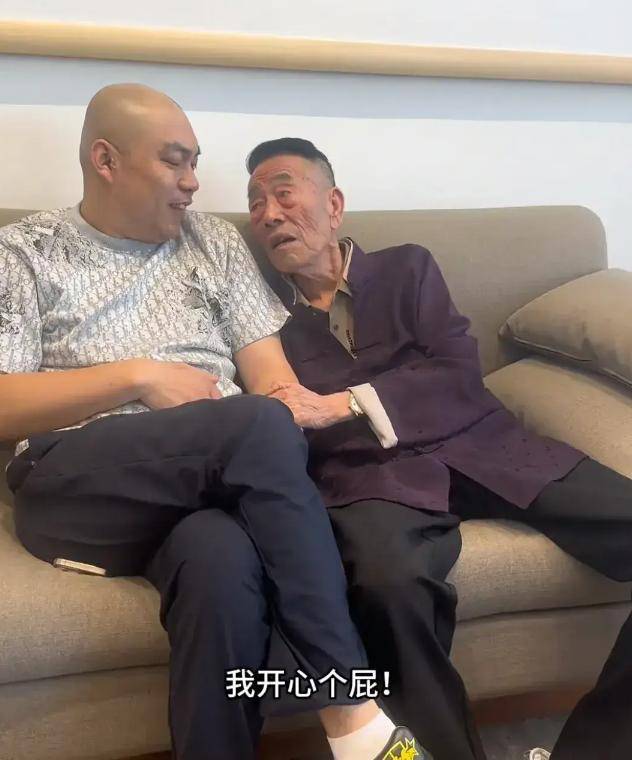 杨少华灵堂遗照曝光！儿子杨伦穿红衣奔丧，饭店发文：停业一月