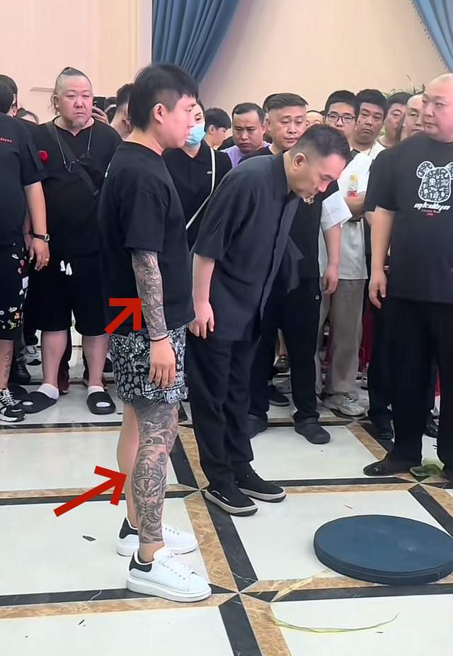 杨少华吊唁仪式如修罗场！杂耍、闹场、大和解，刺青男穿裤衩主持
