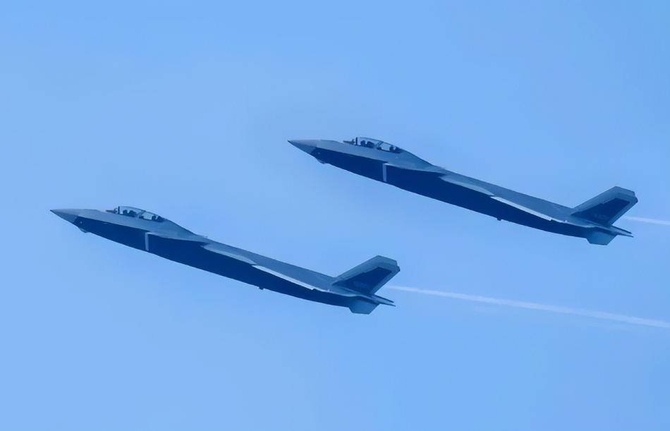 中国全新黑色歼-20A闪亮登场！美媒称其性能已远超美国，F-35完全被压制