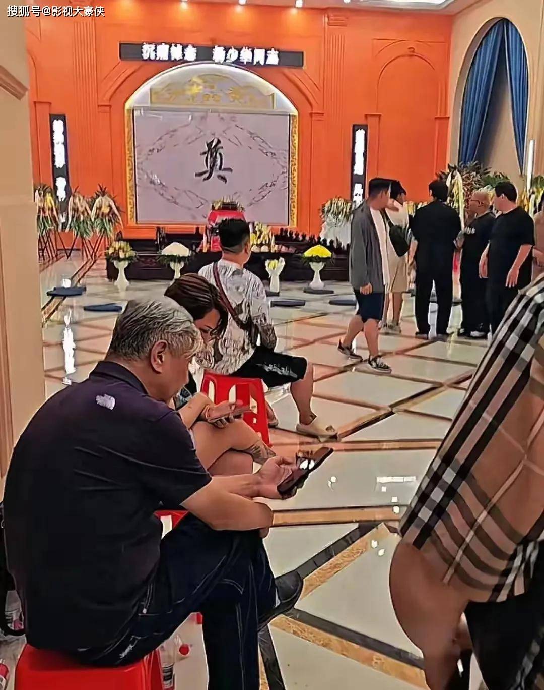 杨少华灵堂成照妖镜：贡品靠外人送，亲儿缺位，郭德纲道破人心