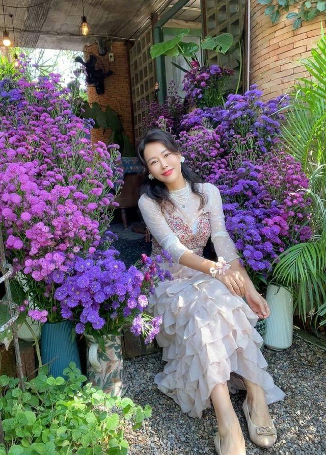 演员田慧现状：定居泰国住豪宅，52岁身材火辣，享受单身生活