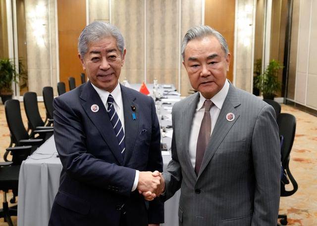王毅眉头紧锁，对日方表态毫不客气，解放军战机同时亮相特殊地点