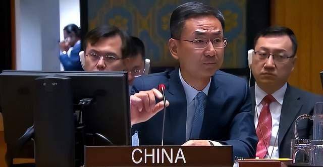 胡塞疯狂开火，美航母一溜烟跑路，关键时刻还得中国主持大局