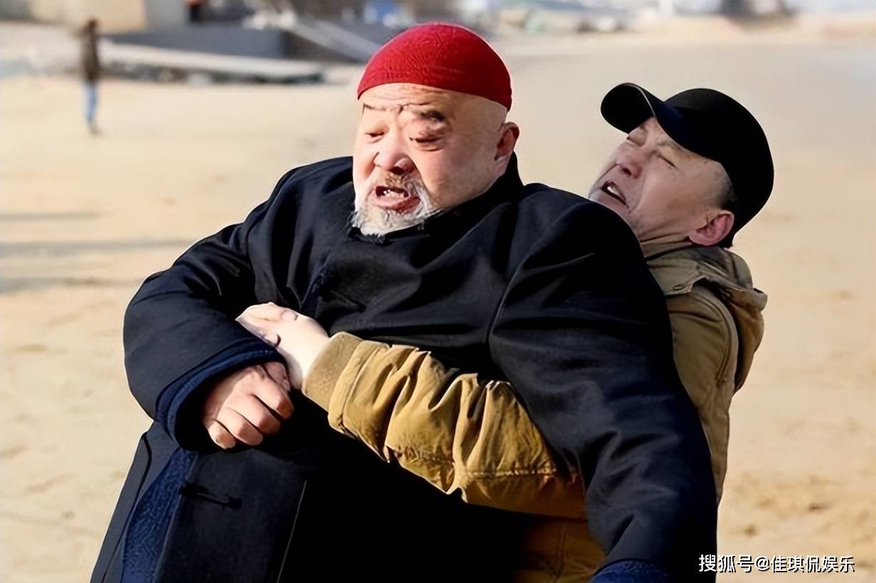 《东北一家人》，在片中饰演牛永贵（牛大爷），更是迎来了事业的巅峰。自此之后，他开始接演了一部又一部作