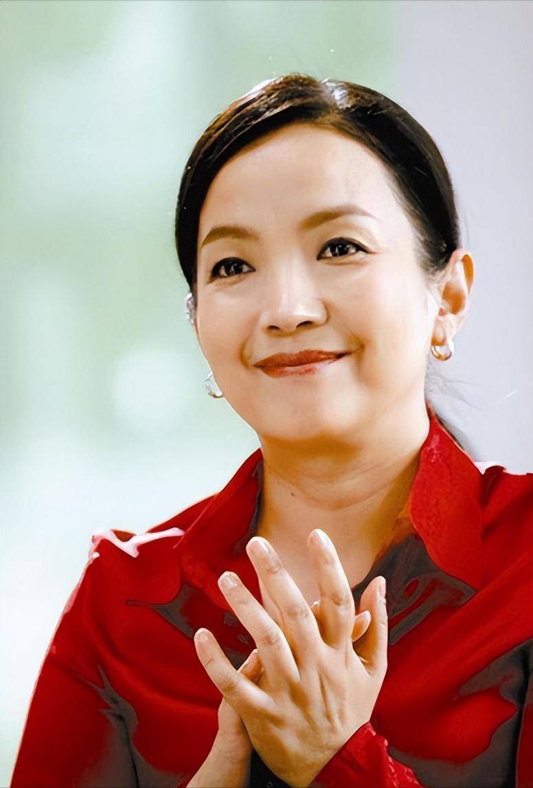 移居美国多年，吕丽萍再犯“老毛病”，官方出手撕碎她的体面！