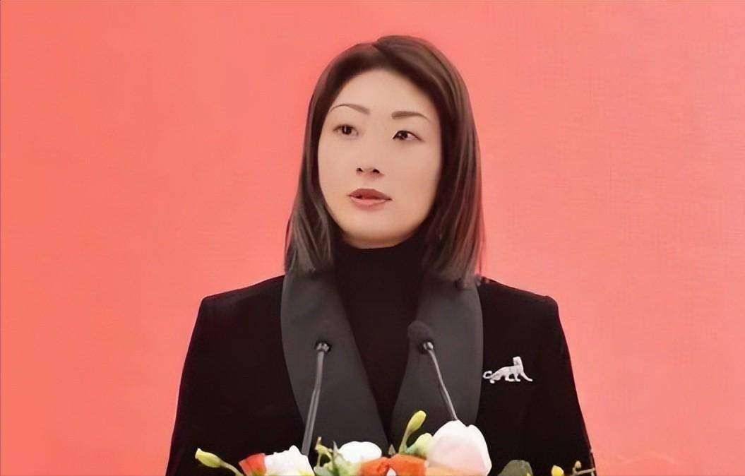 宗庆后全家福曝光，父母更宠爱孙子，宗馥莉坐一旁，姑姑颜值高