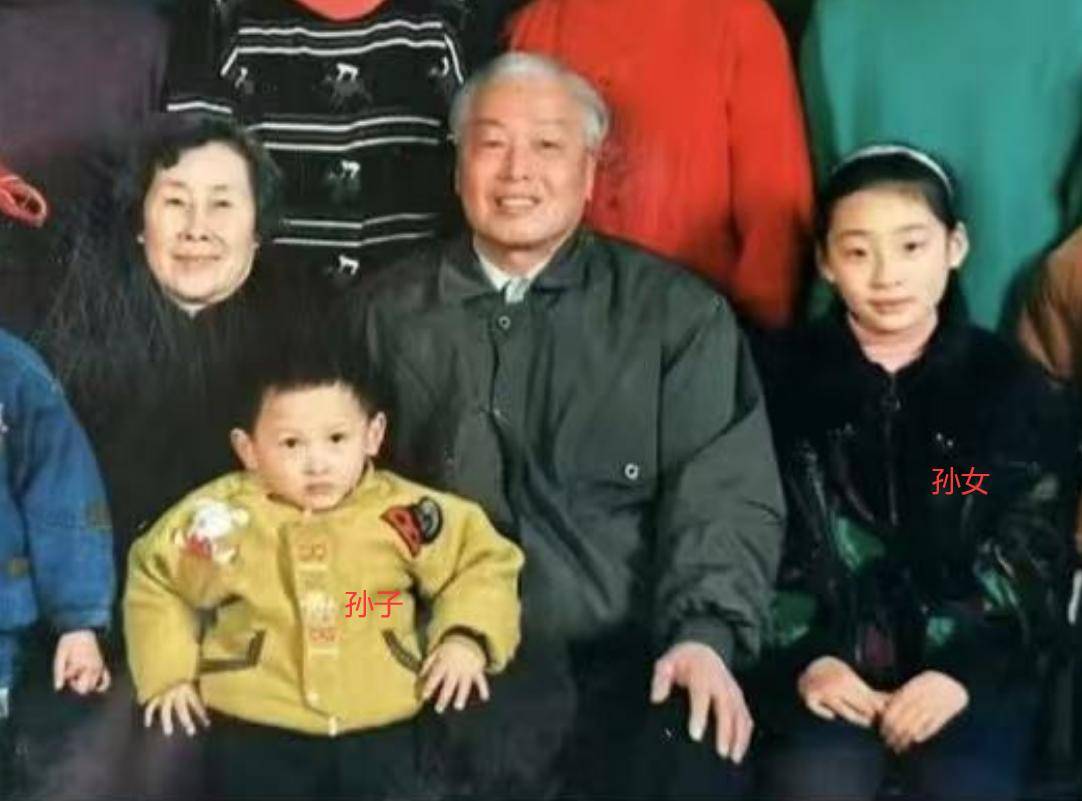 宗庆后全家福曝光，父母更宠爱孙子，宗馥莉坐一旁，姑姑颜值高