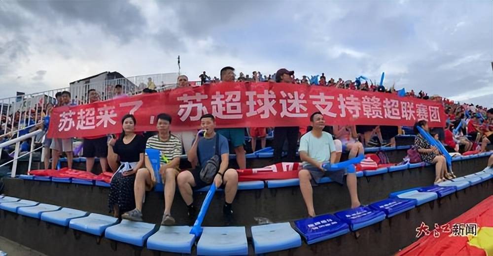 出道即火赣超品牌崛起彰显江西特色叫扬叔 - 全网最会整活的苏超球迷  足球圈热梗收割机