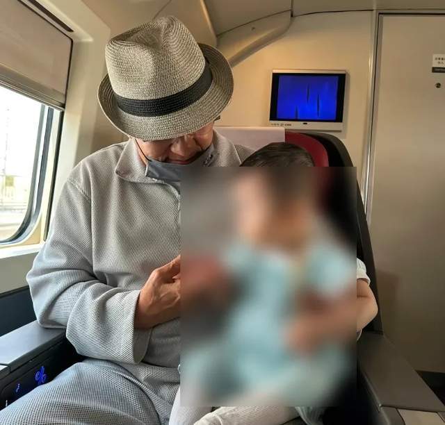 71岁成龙抱孙画面疑曝光！房祖名被传秘婚小11岁女星，送房产追妻
