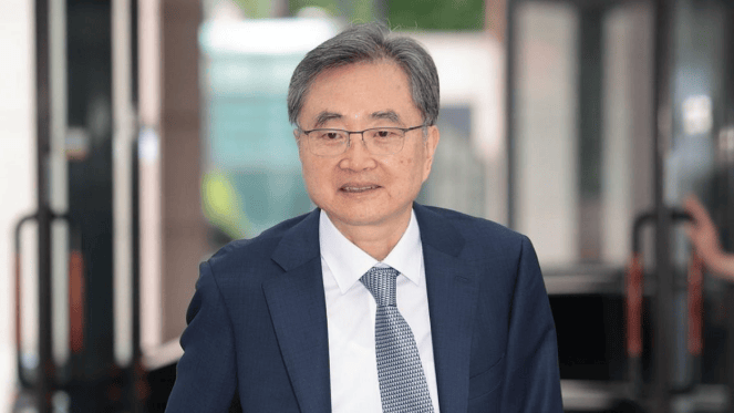 李在明不来中国的9.3阅兵了？果然还是不敢得罪美国，中国外长挂断电话，送了韩国一句话