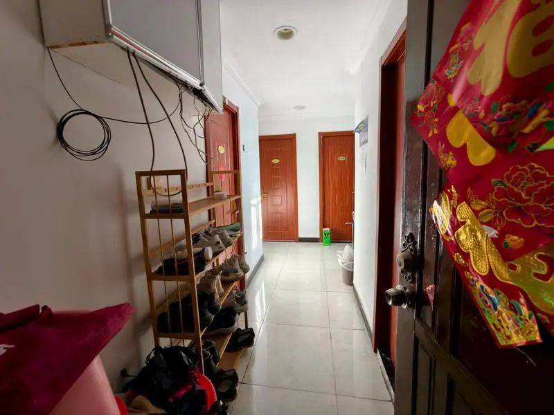 疯狂！沪上“复式群租屋”，隔出14间房塞进几十人！让人揪心的，不止这一处