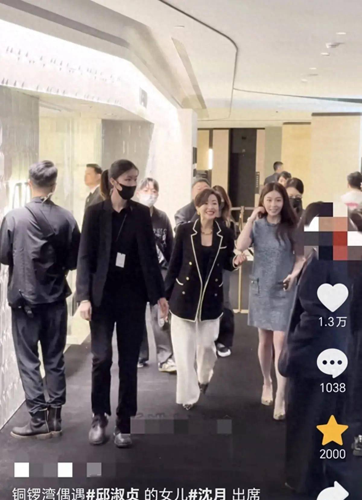 邱淑贞女儿沈月铜锣湾被偶遇，22岁像35岁显老，比不上妈妈年轻时