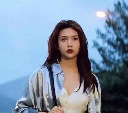 邱淑贞女儿沈月铜锣湾被偶遇，22岁像35岁显老，比不上妈妈年轻时