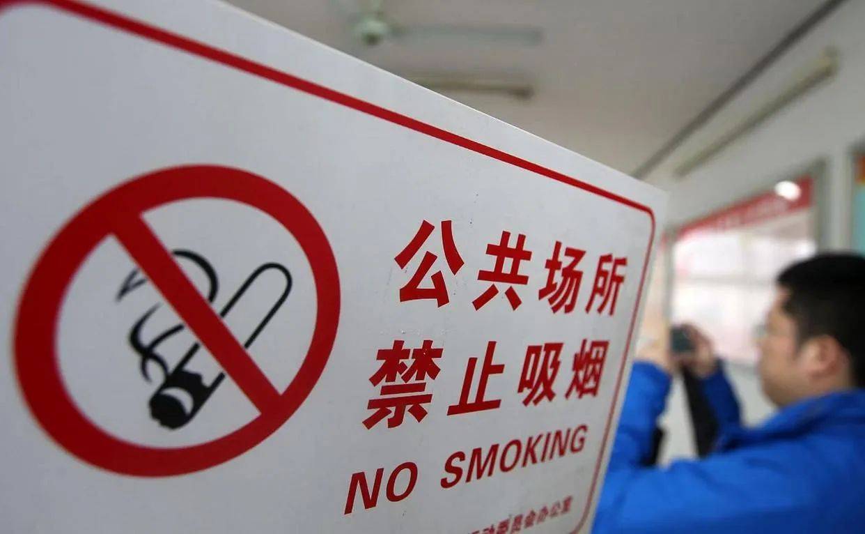 女子地铁制止吸烟遭扇耳光，当事人：警察称自己还手，需互相道歉