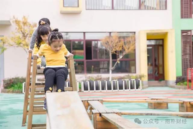 一边是幼儿园关闭潮，一边是人口出生反弹，该信谁？