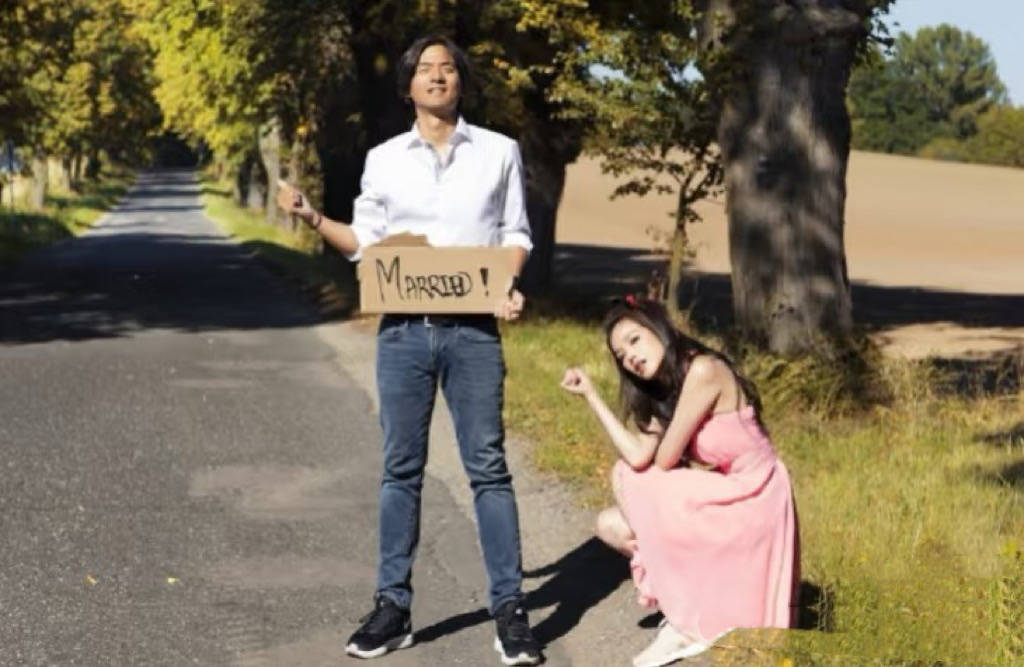 49岁舒淇为老公庆生，称呼冯德伦靓佬好亲昵，无儿无女一点不显老