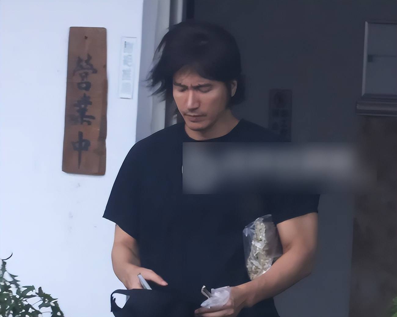 大S雕像迟迟没落成，言承旭只能到墓园祭拜，当场落泪吃饭都在哭