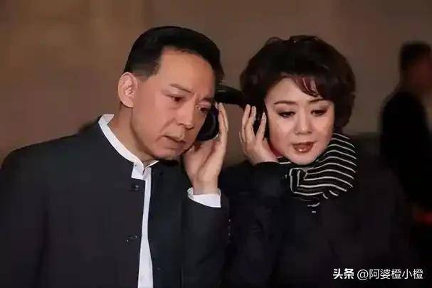 至今未婚未育，身边却有男人陪了近27年！59岁的她才是真人间清醒