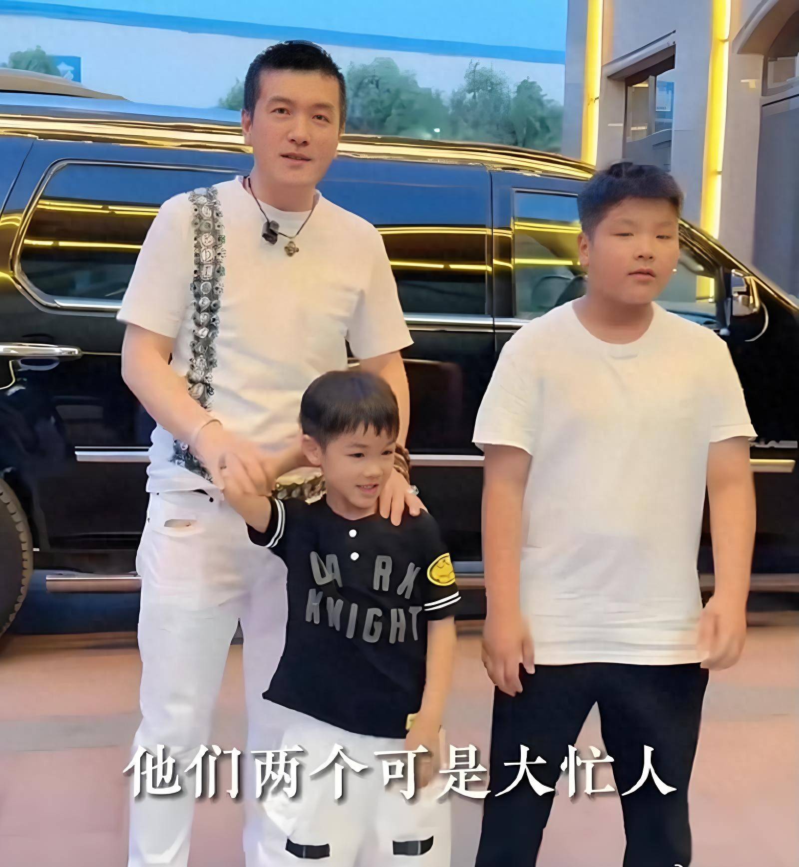 杨子离婚7个月，23岁新女友李隽子搬进杨氏豪宅，曾与黄圣依合影
