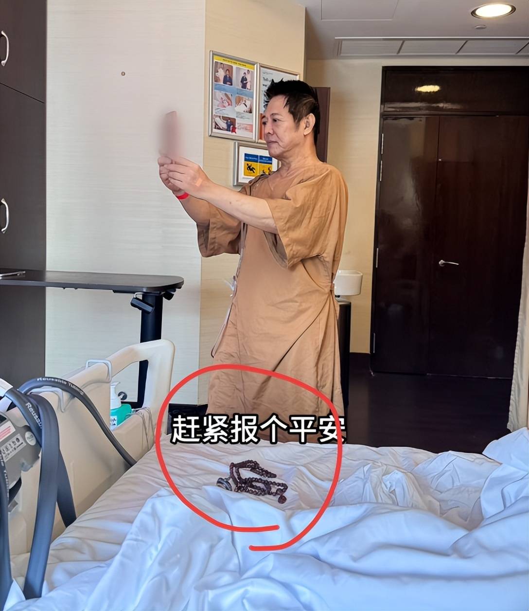 李连杰手术过程曝光价值两亿佛珠不离手，报平安才肯摘下，网友评论一针见血
