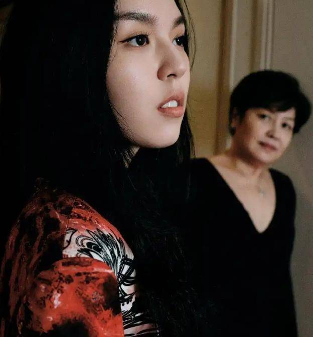 恭喜！李咏女儿官宣恋情！23岁法图麦晒和男友合影，两人有夫妻相