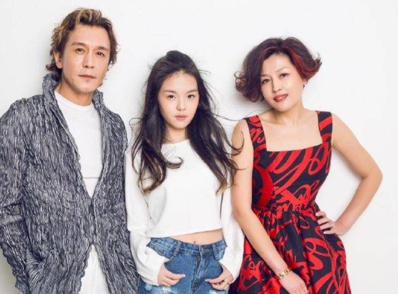 恭喜！李咏女儿官宣恋情！23岁法图麦晒和男友合影，两人有夫妻相