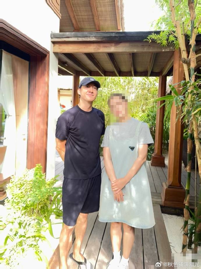 任重一家与王阳一家海外度假，两人交流自然，妻子们相邻而坐