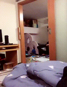 妹子，风太大了就别穿裙子了，原形毕露了吧，哈哈哈哈哈。