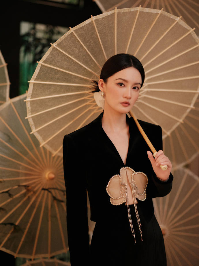 秦岚性感金色长裙尽显迷人姿态，热巴一裙封神！