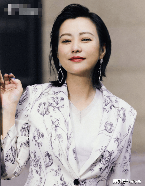 伟德国际郝蕾又减肥成功新剪了齐肩发型让45岁的她美得如此惊艳、高级